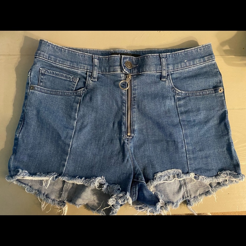 Express pull tab design Jean short with fraying